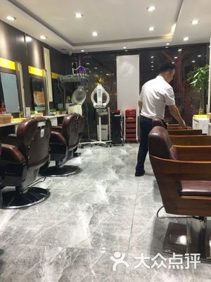 匯尚藝美容美發(fā)(苗圃路店) 專業(yè)美發(fā)服務(wù)，打造您的專屬魅力